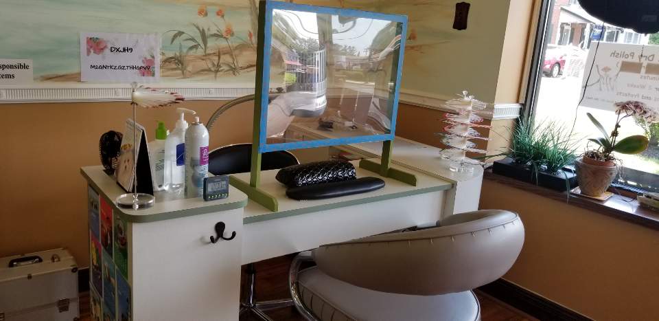 twinkling nails manicure table